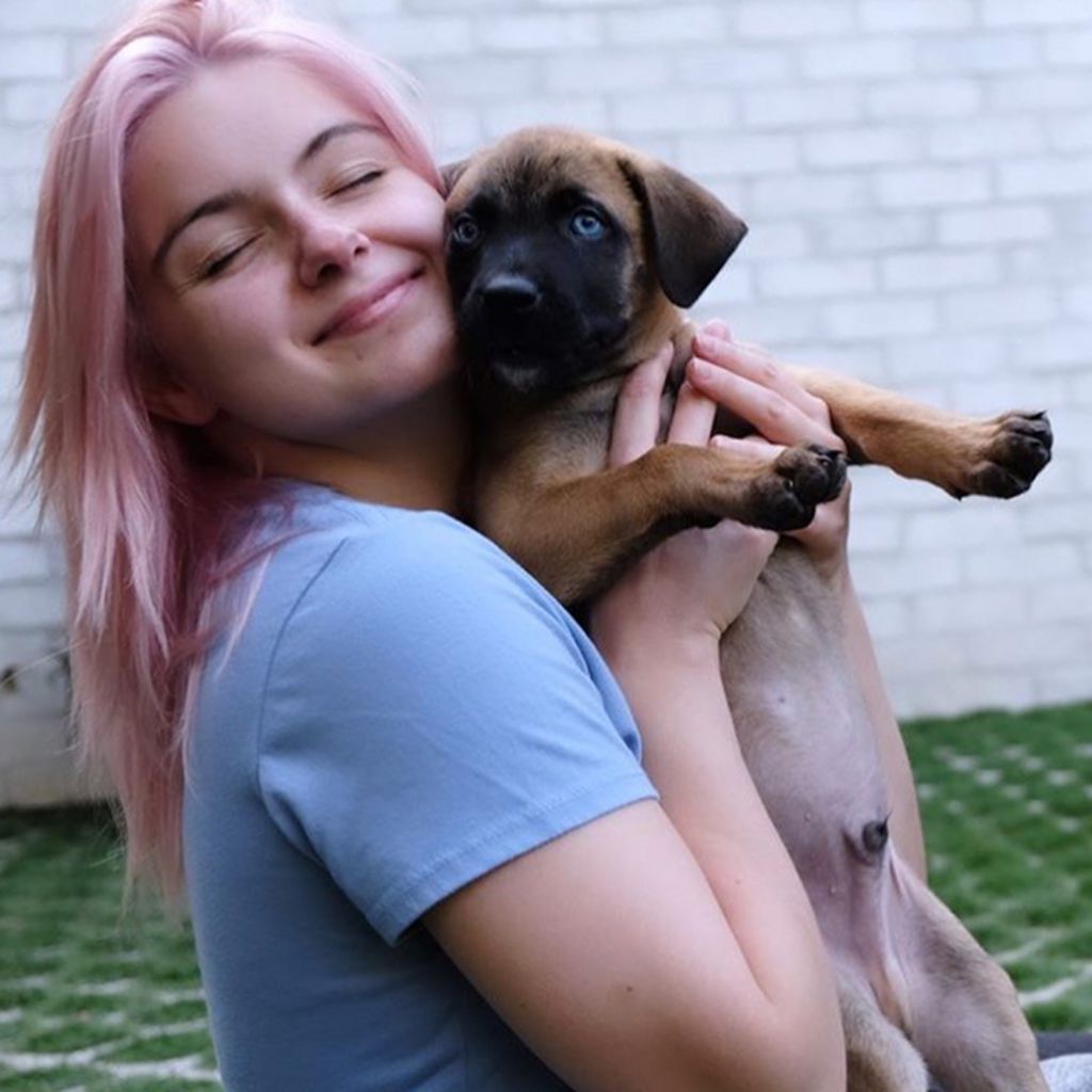 Ariel Winter mit ihrem Hund Cobey