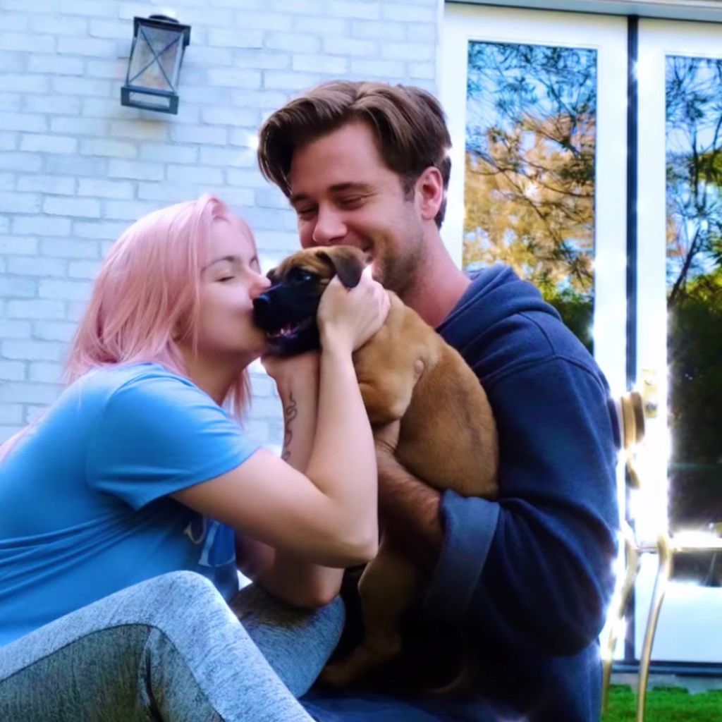 Ariel Winter und ihr Freund Luke Benward mit ihrem Welpen Cobey