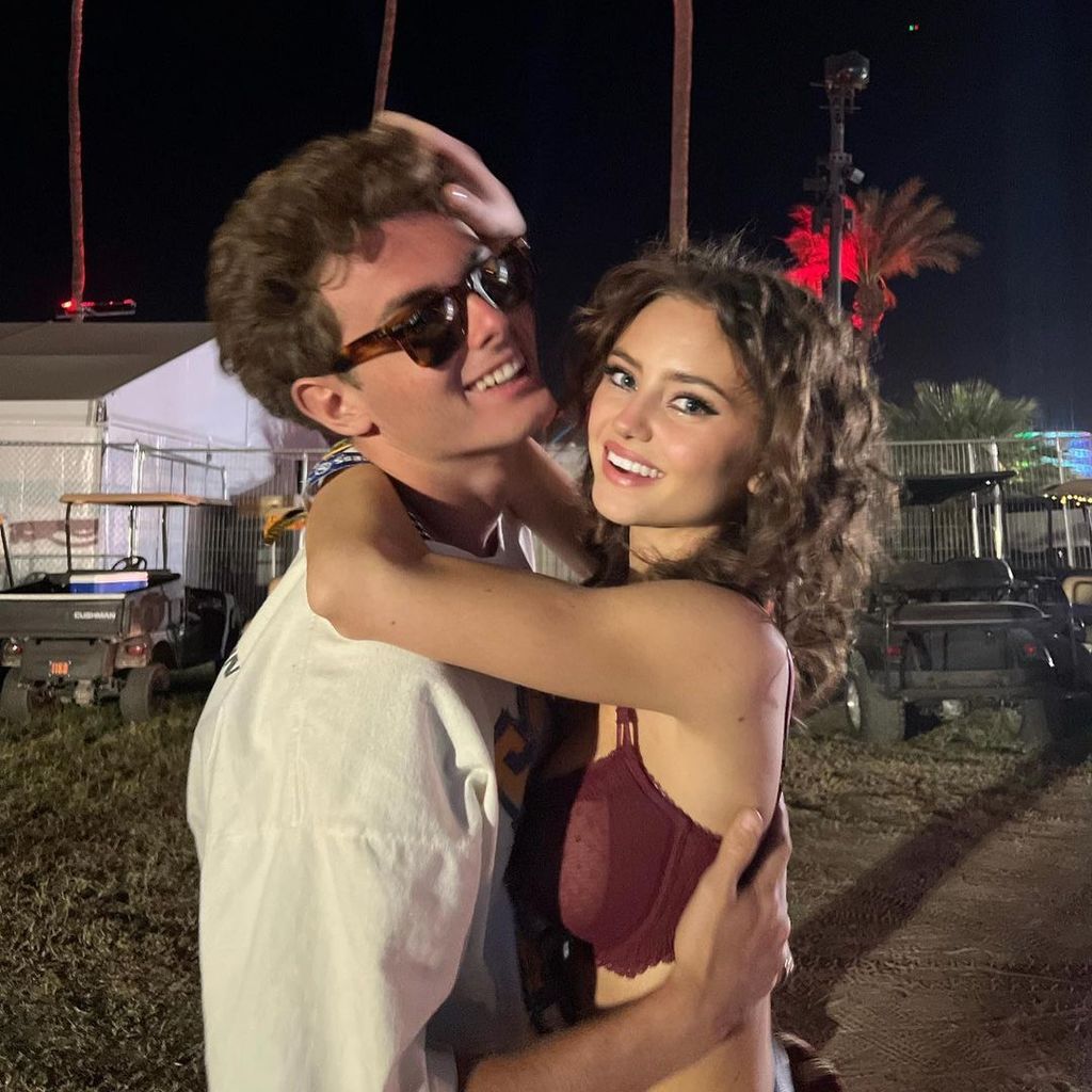 Aris Rachevsky und Leni Klum auf einem Festival im April 2022