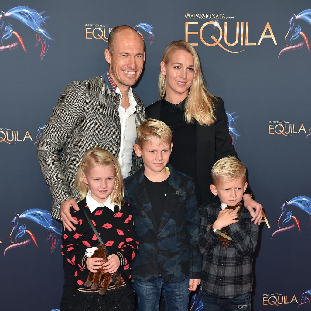 Arjen und Bernadien Robben mit ihren Kindern Lynn, Luka und Kai