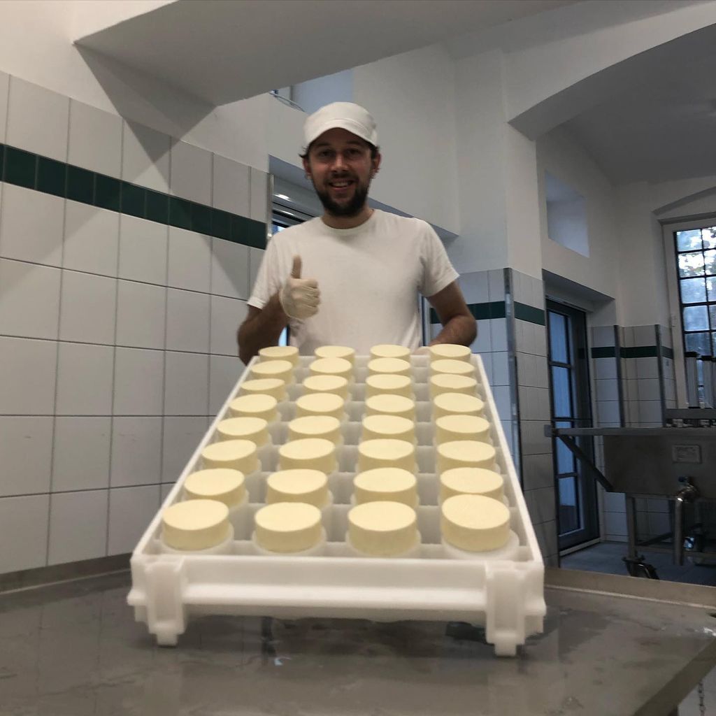 Arne Traupe bei der Käseproduktion