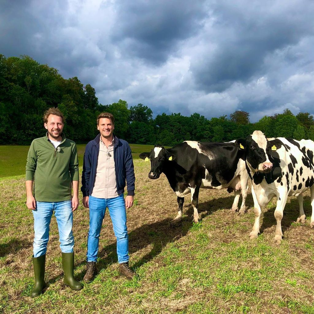 Arne und Ralf auf einer Kuhweide in Niedersachsen