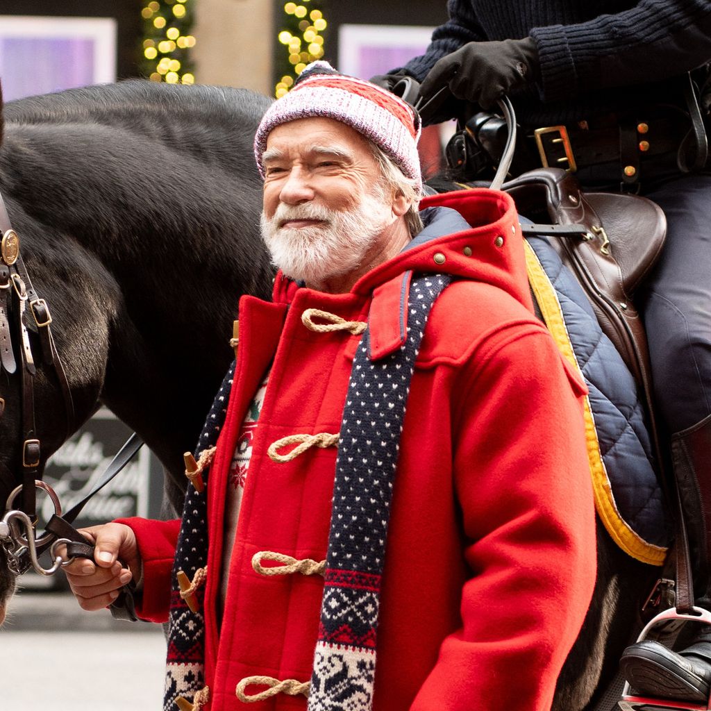 Arnold Schwarzenegger amm Set von "The Man With The Bag" im Dezember 2024