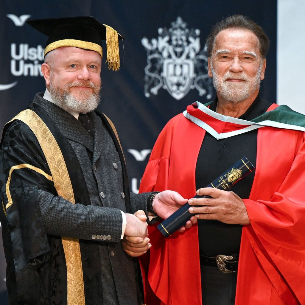 Arnold Schwarzenegger erhält von Colin Davidson die Ehrendoktorwürde der Ulster University in Belfast, 30. März 2026