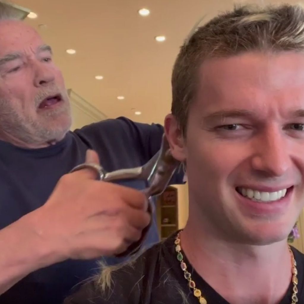 Arnold Schwarzenegger schneidet seinem Sohn Patrick Schwarzenegger die Haare