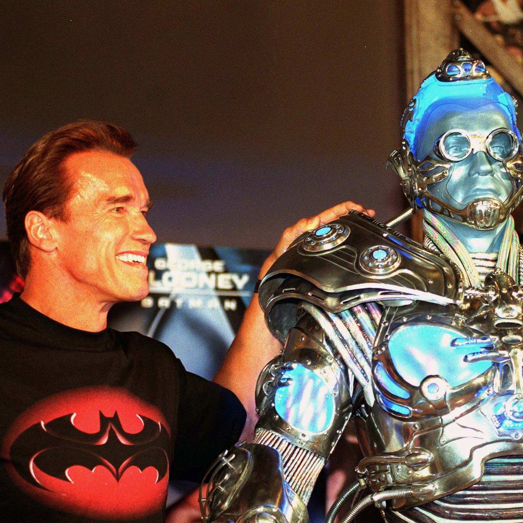 Arnold Schwarzenegger steht neben seinem legendären Mister-Freeze-Kostüm