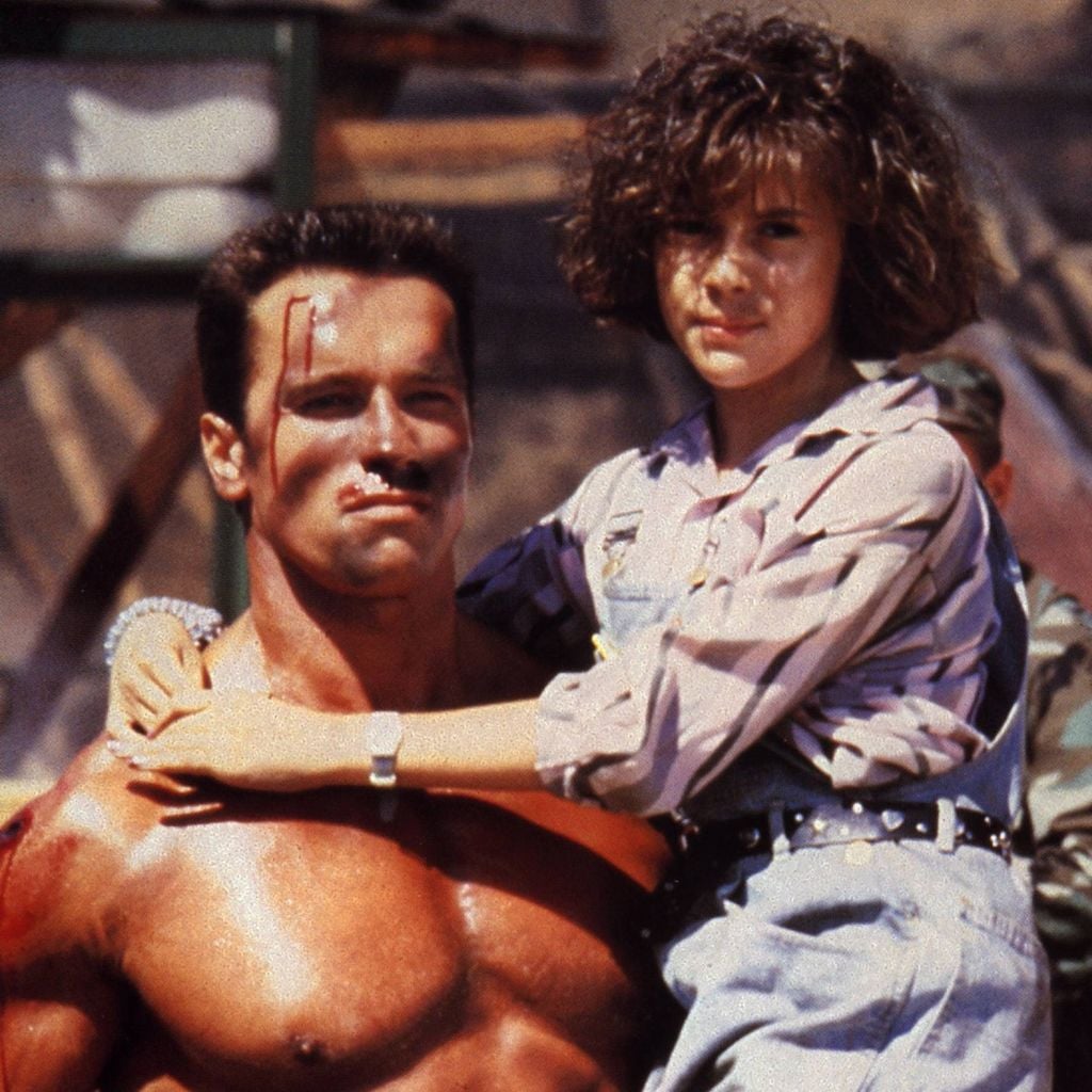 Arnold Schwarzenegger mit Alyssa Milano in "Phantom-Kommando" (1985)