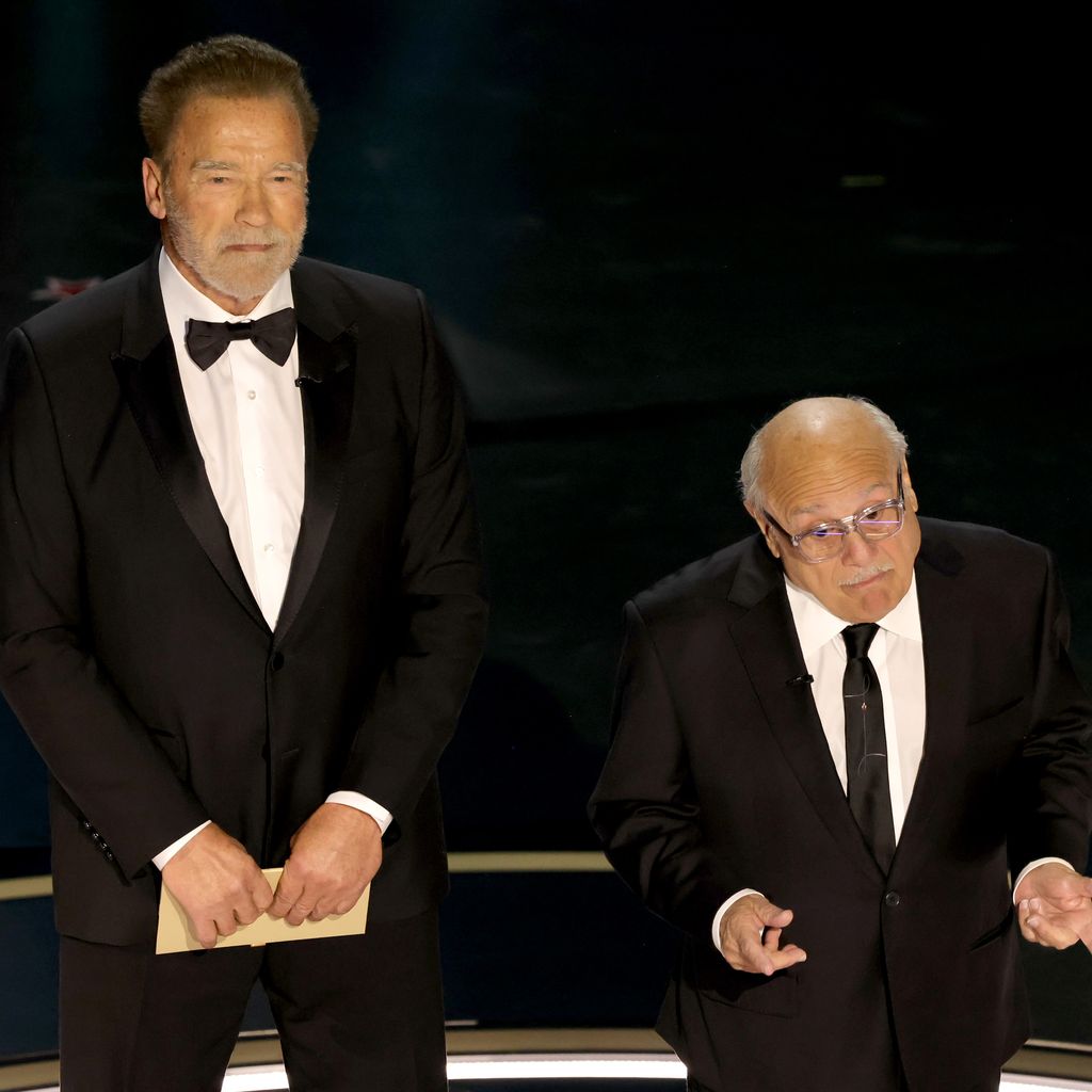 Arnold Schwarzenegger und Danny DeVito bei der 96. Oscar-Verleihung 2024