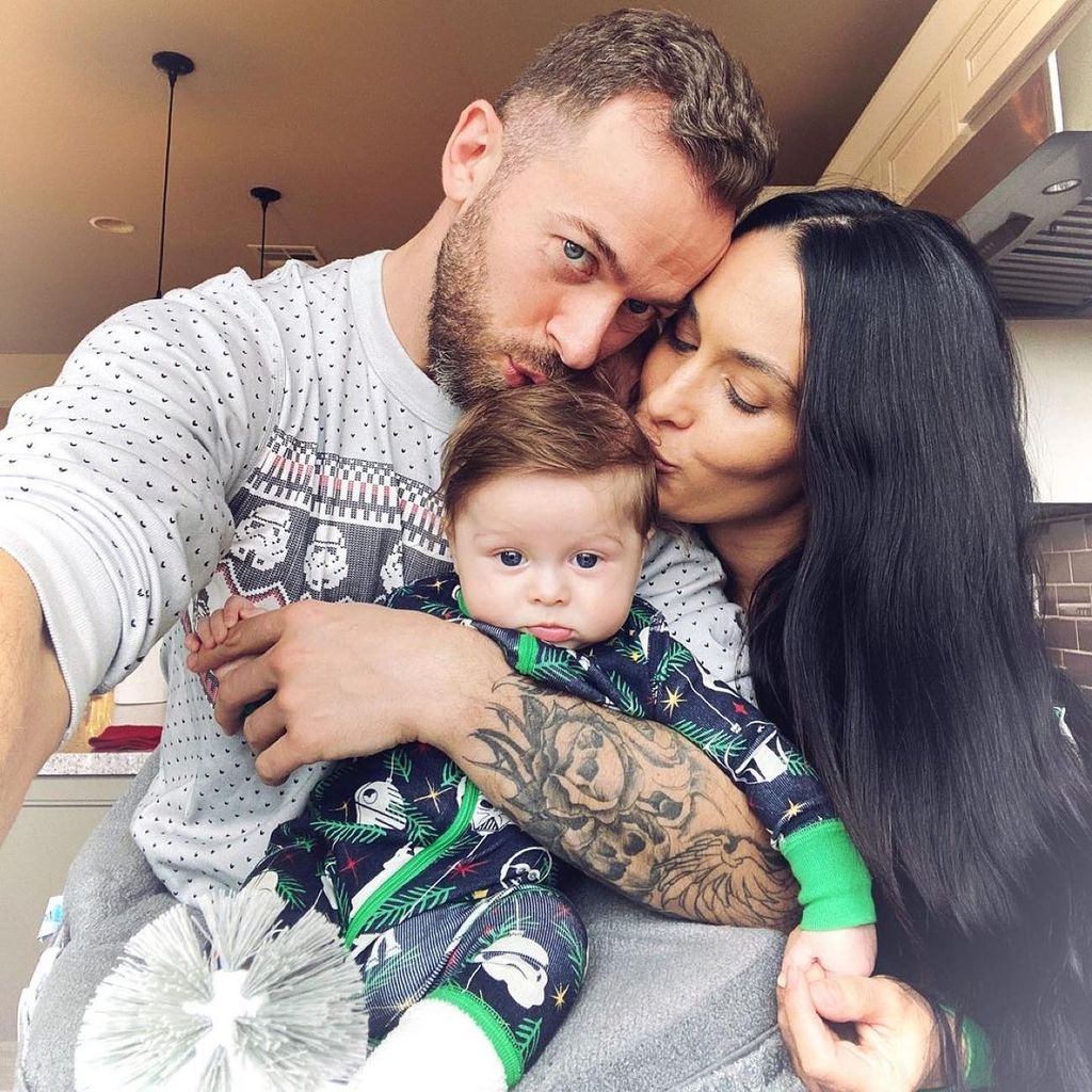 Artem Chigvintsev, Nikki Bella und ihr Sohn Matteo im Dezember 2020