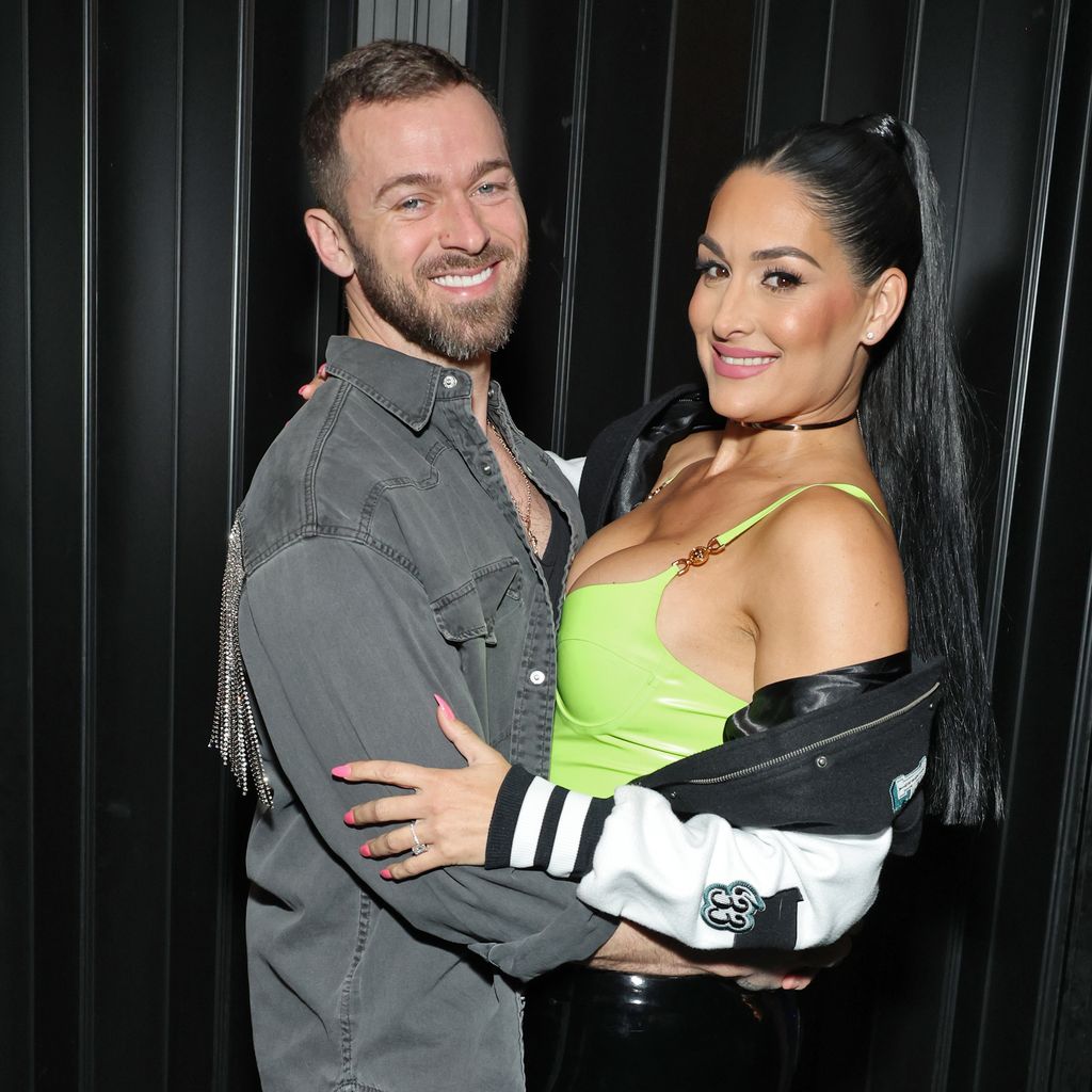 Artem Chigvintsev und Nikki Bella im Februar 2023