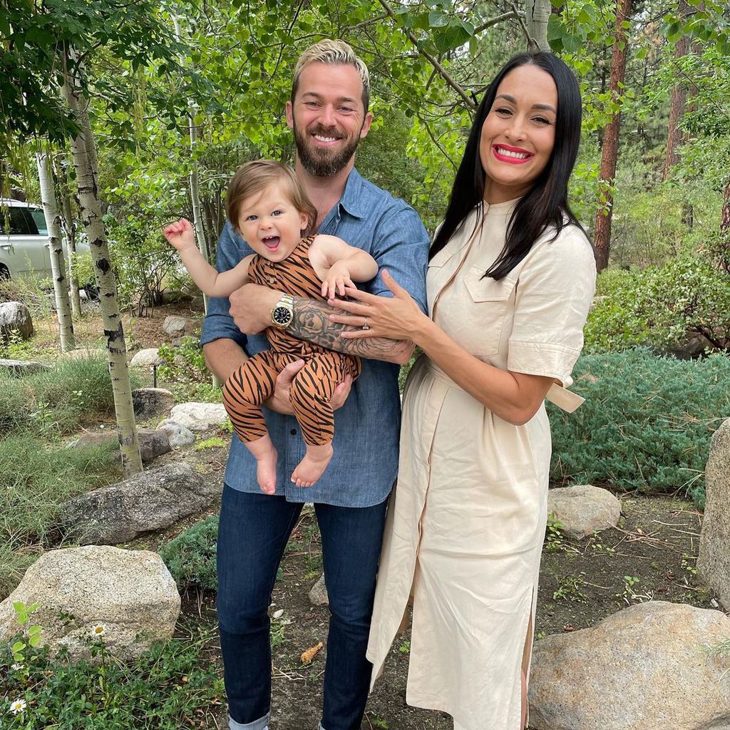 Artem Chigvintsev und Nikki Bella mit ihrem Sohn