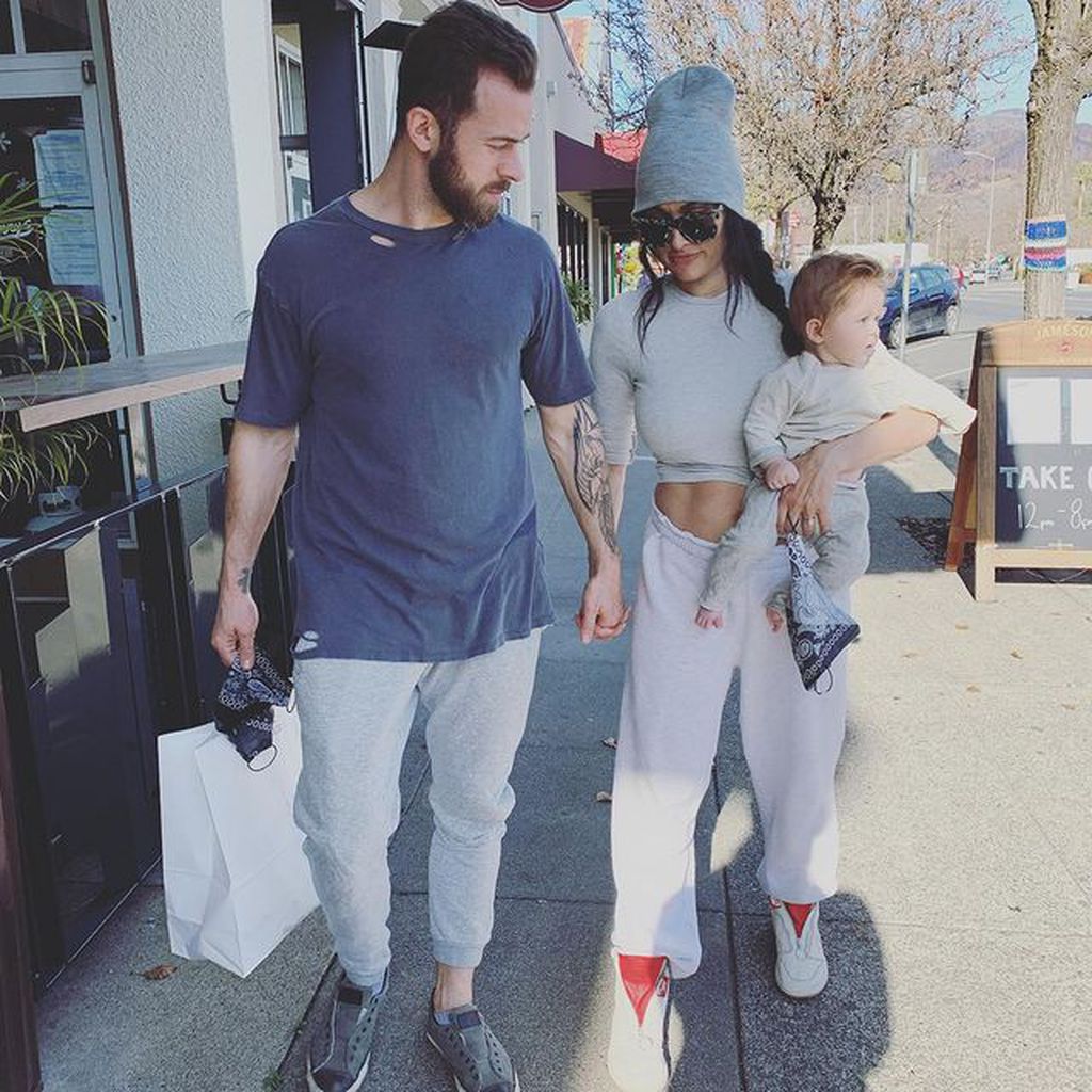 Nikki Bella mit Freund Artem und Sohn Matteo