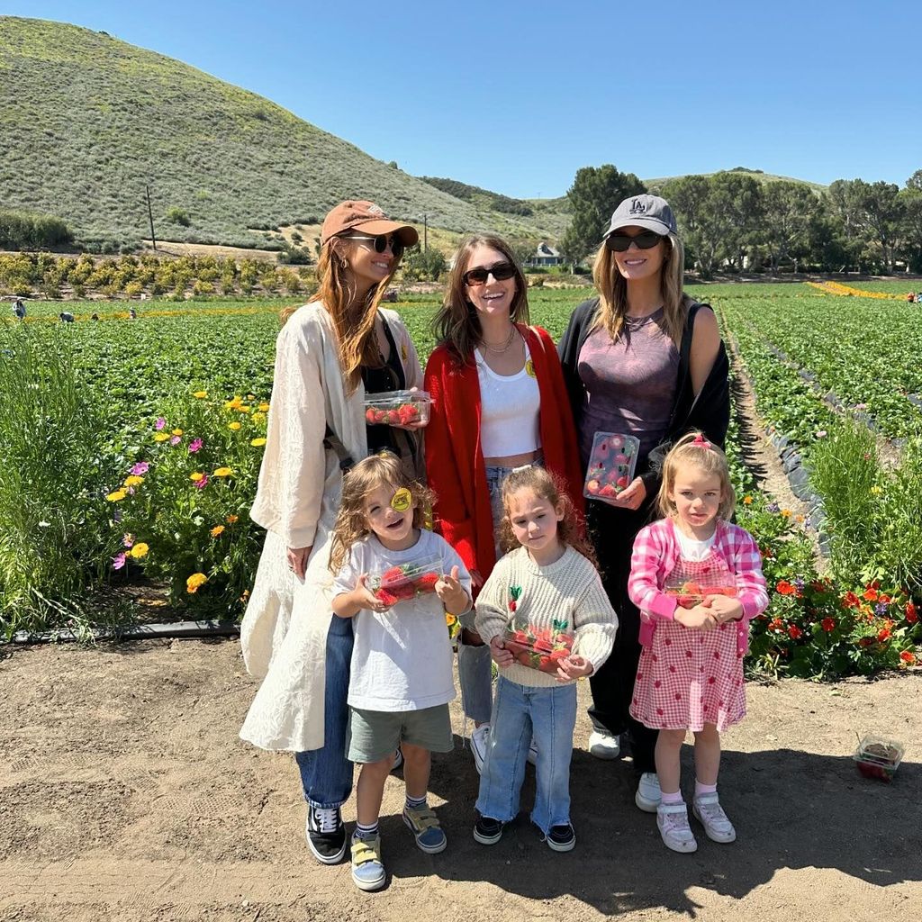 Ashlee Simpson mit ihrem Sohn und Freundinnen, im Mai 2024