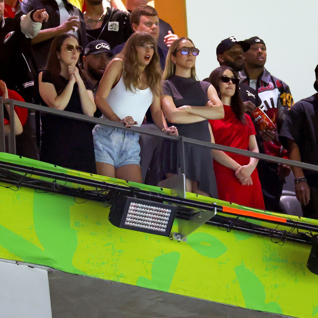 Ashley Avignone, Alana Haim, Ross Travis, Taylor Swift, Este Haim und Danielle Haim beim Super Bowl