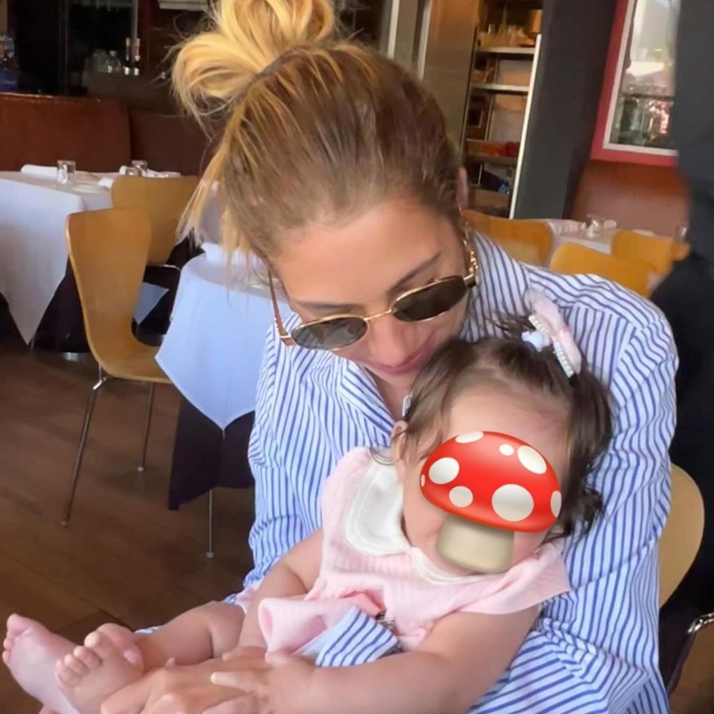 Ashley Benson mit ihrer Tochter, im September 2024