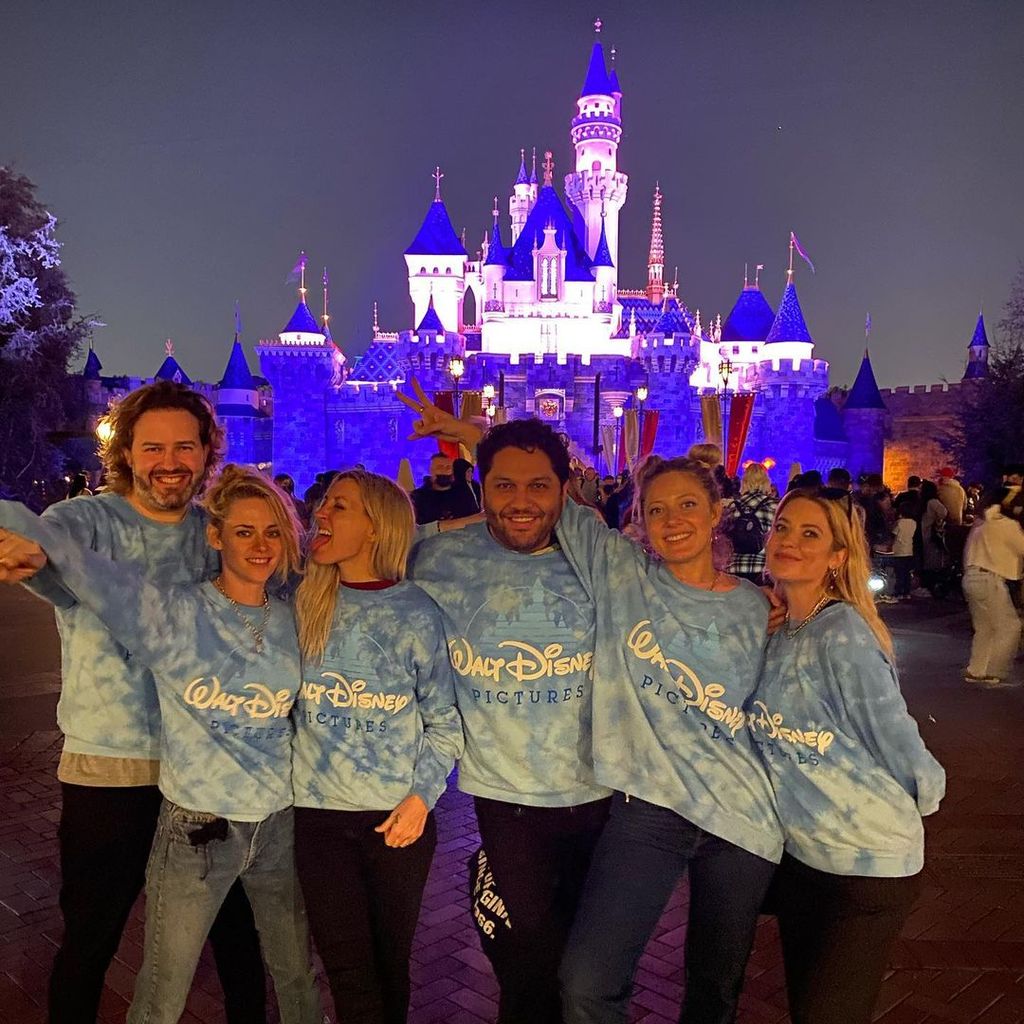 Ashley Benson (r.), Kristen Stewart und Dylan Meyer mit weiteren Freunden im Disneyland
