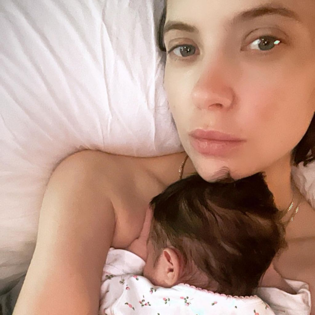 Ashley Benson und ihre Tochter im Mai 2024