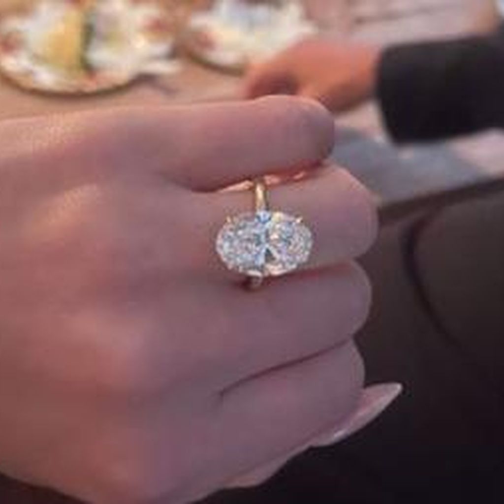 Ashley Bensons Verlobungsring