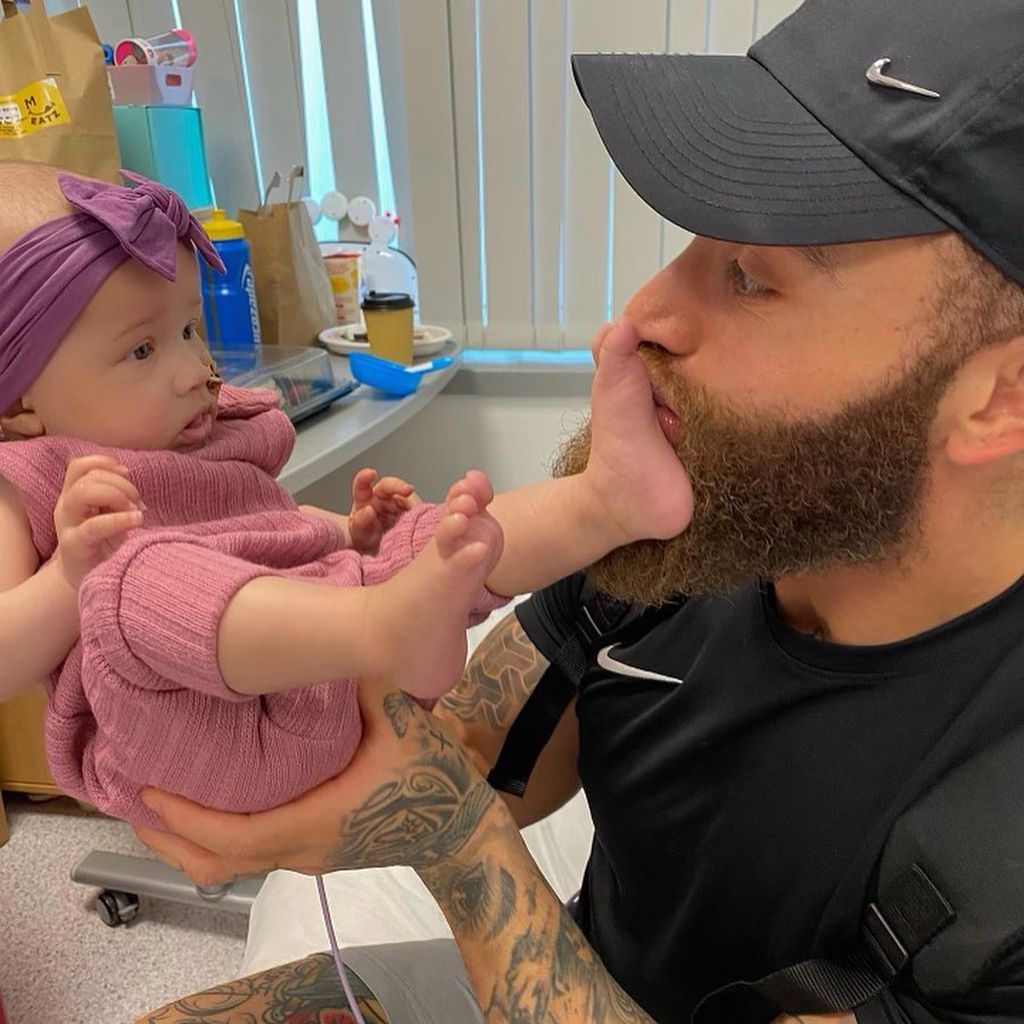 Ashley Cain mit seiner Tochter Azaylia (†)
