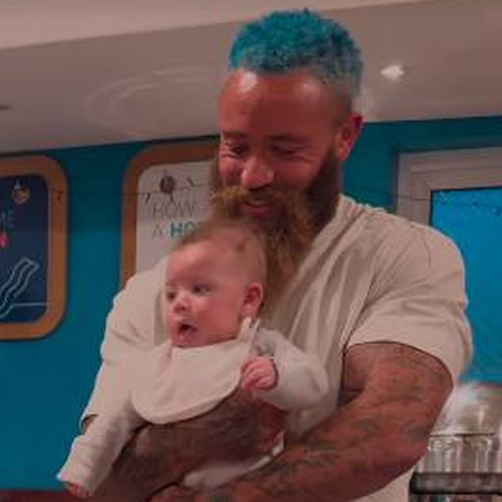 Der Fußballstar Ashley Cain mit seinem Sohn im Mai 2024