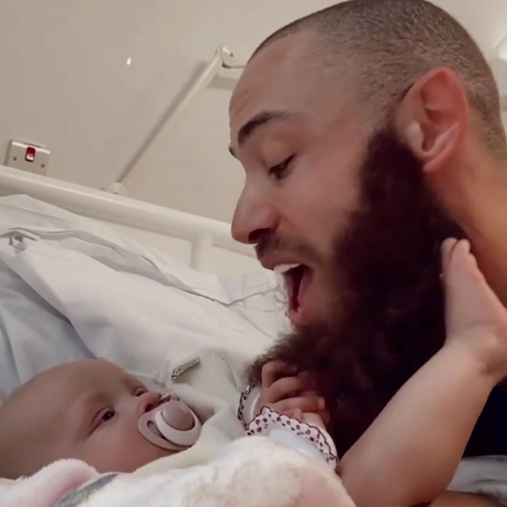 Ashley Cain mit seiner Tochter Azaylia