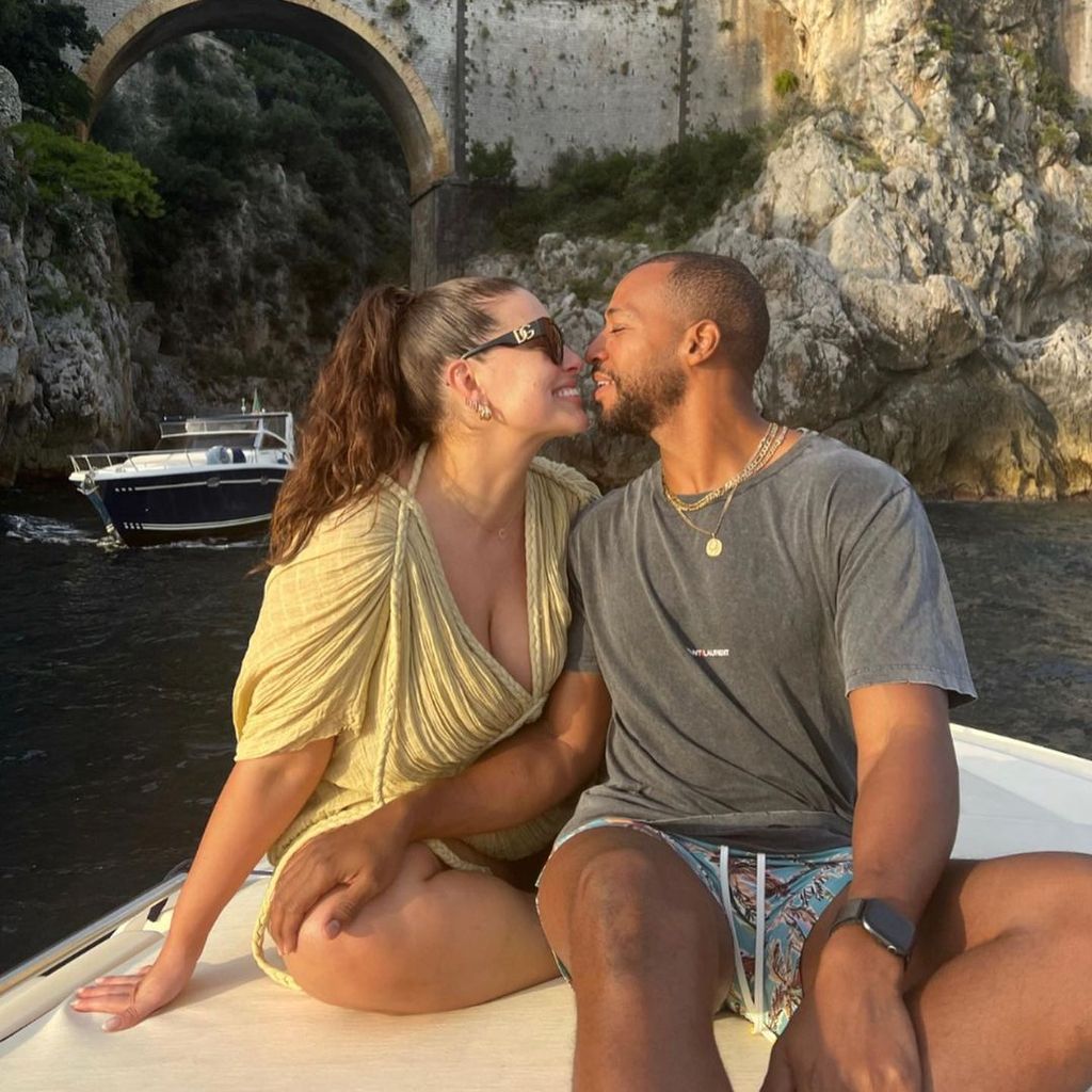 Ashley Graham und ihr Mann Justin Ervin küssen