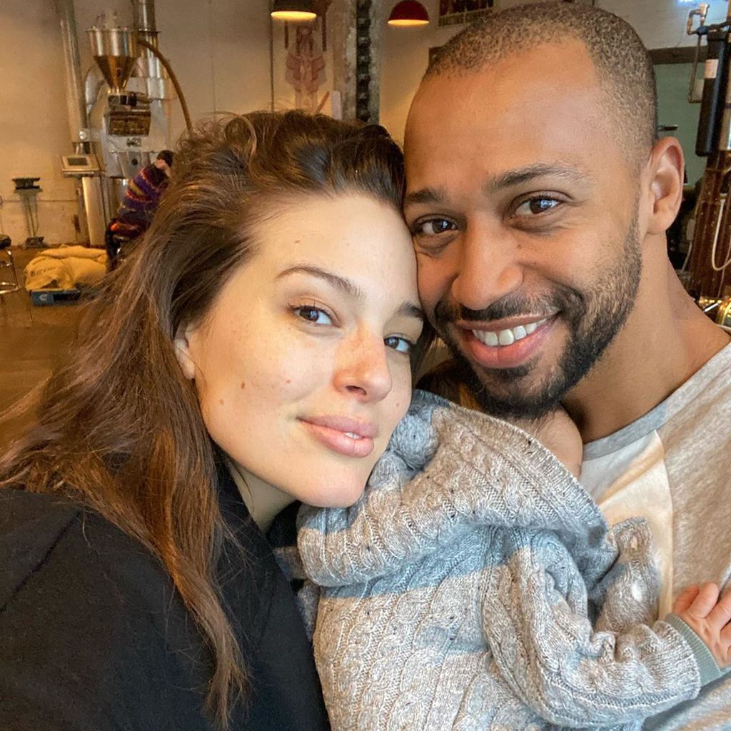 Ashley Graham, ihr Mann Justin Ervin und Söhnchen Isaac, März 2020