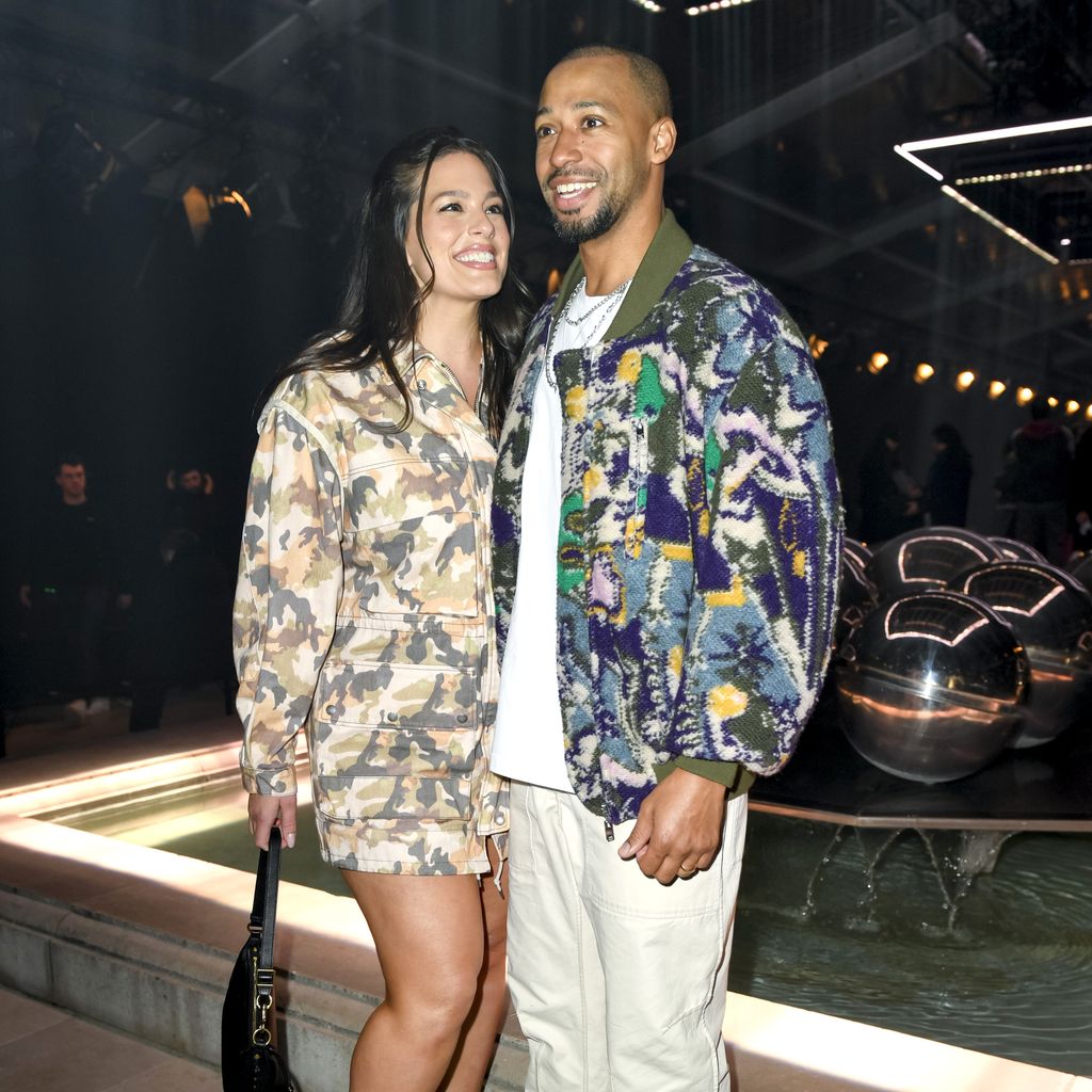 Ashley Graham und Justin Ervin auf der Paris Fashion Week im März 2023