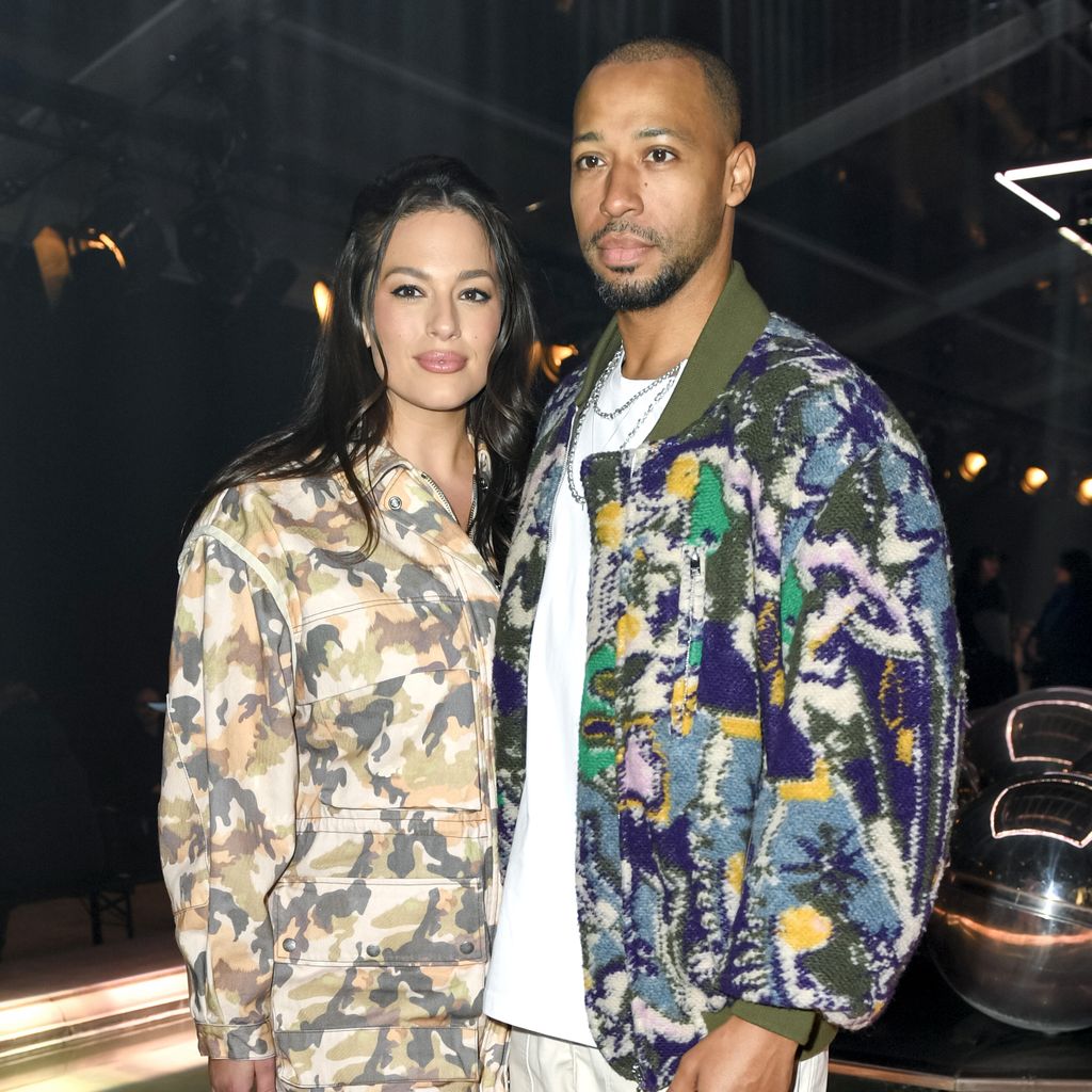 Ashley Graham und Justin Ervin auf der Paris Fashion Week im März 2023