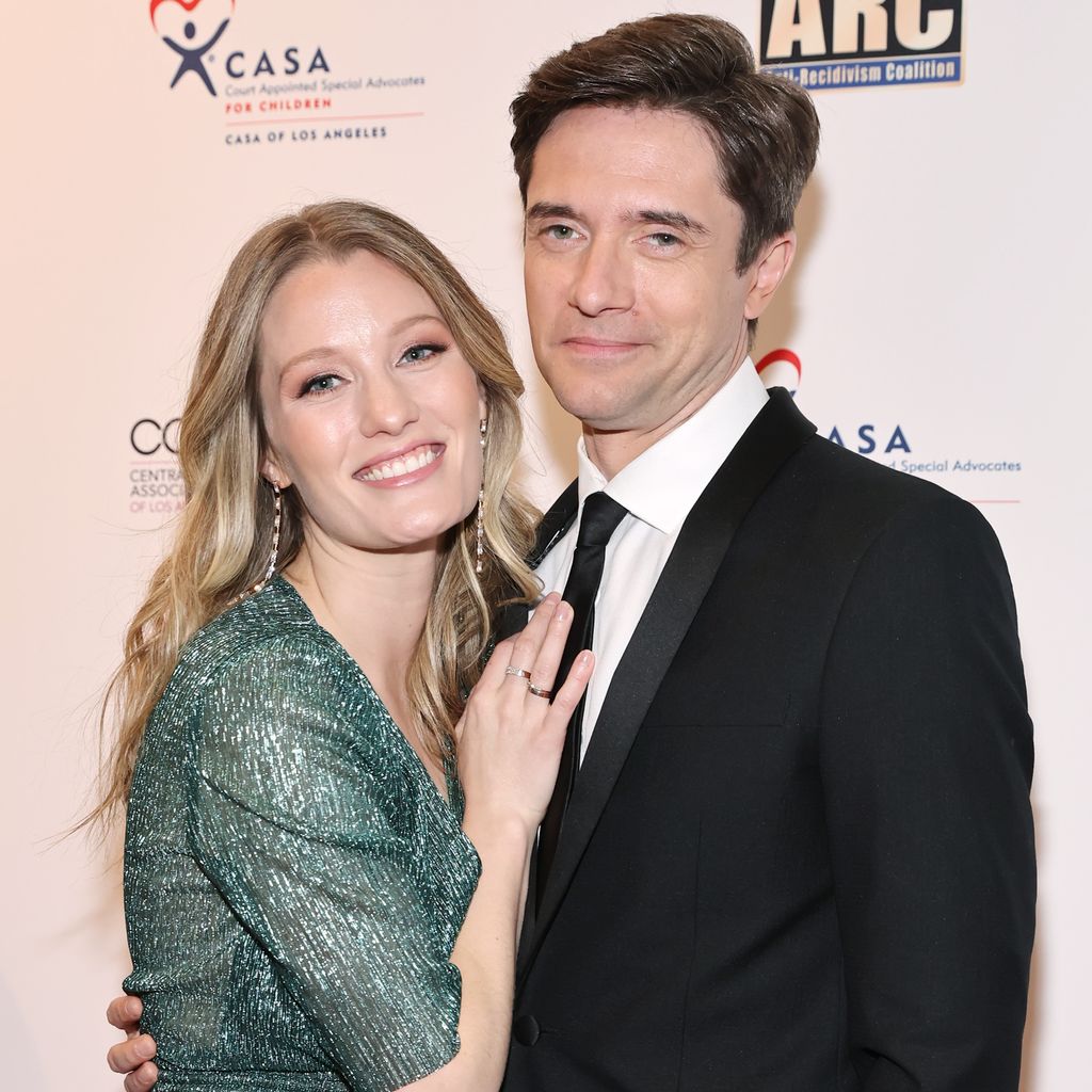 Ashley Hinshaw und Topher Grace bei einer Gala in Los Angeles im Mai 2022