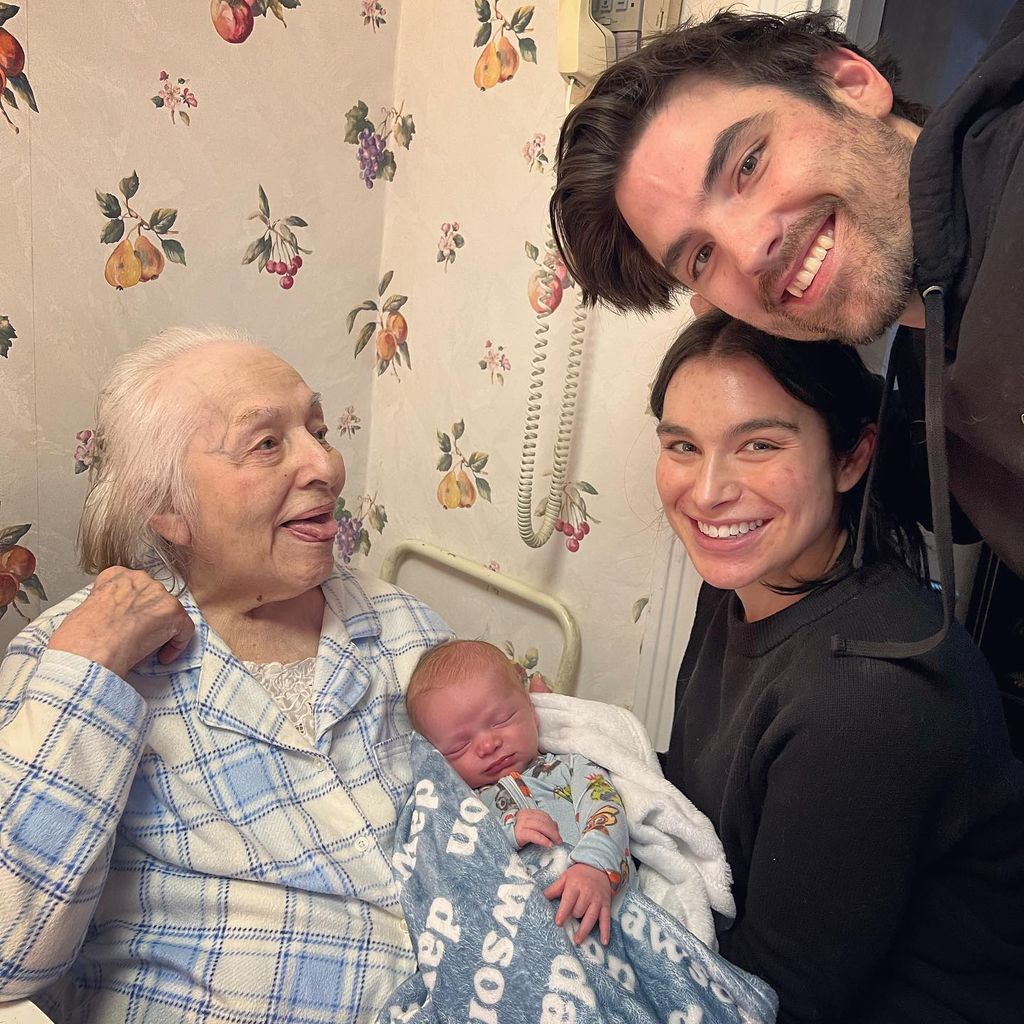 Ashley Iaconetti mit ihrer Großmutter und ihrem Sohn Dawson im Februar 2022