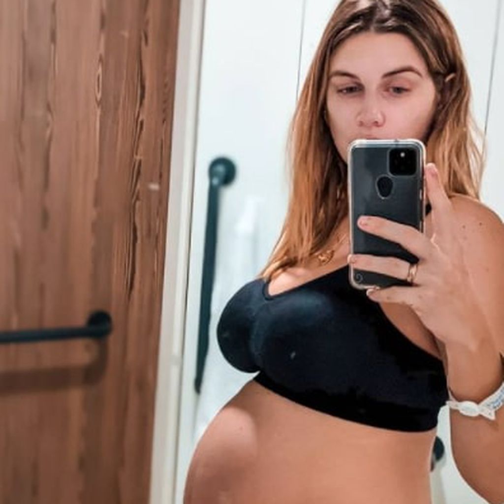 Ashley James wenige Stunden nach der Geburt ihres Babys im Januar 2021