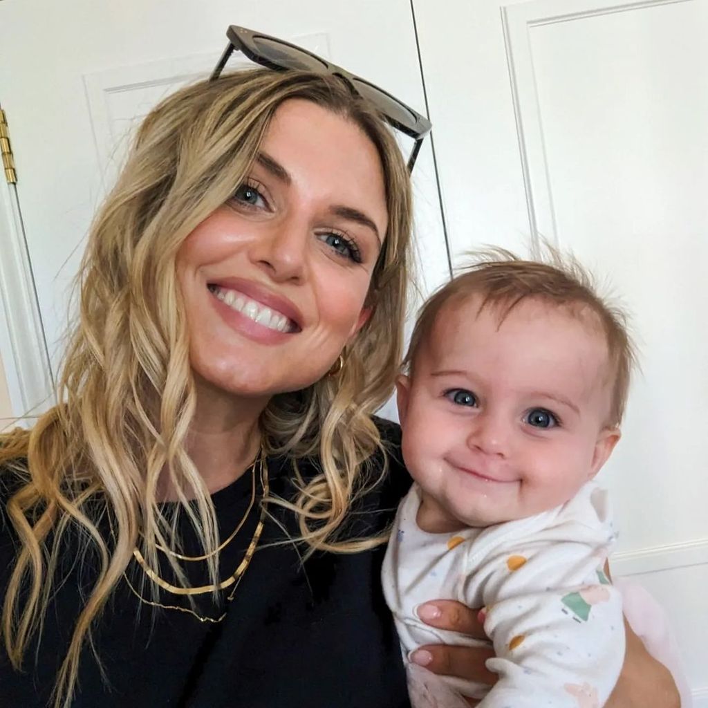 Ashley James und Tochter Ada im September 2023