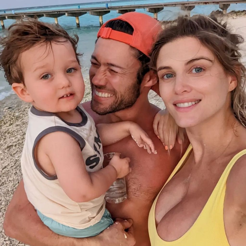 Ashley James mit ihrem Freund Tommy und Sohn Alfie
