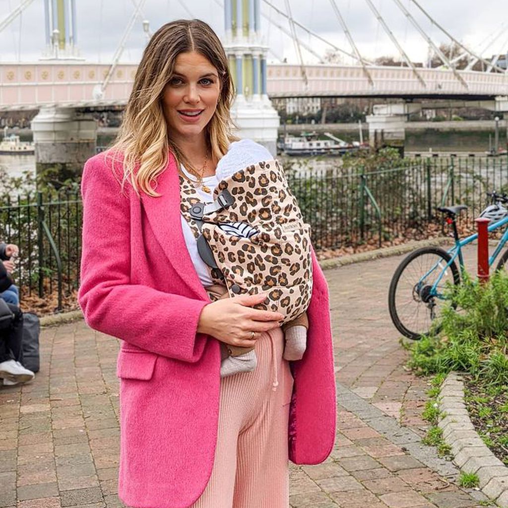 Ashley James mit ihrem Baby