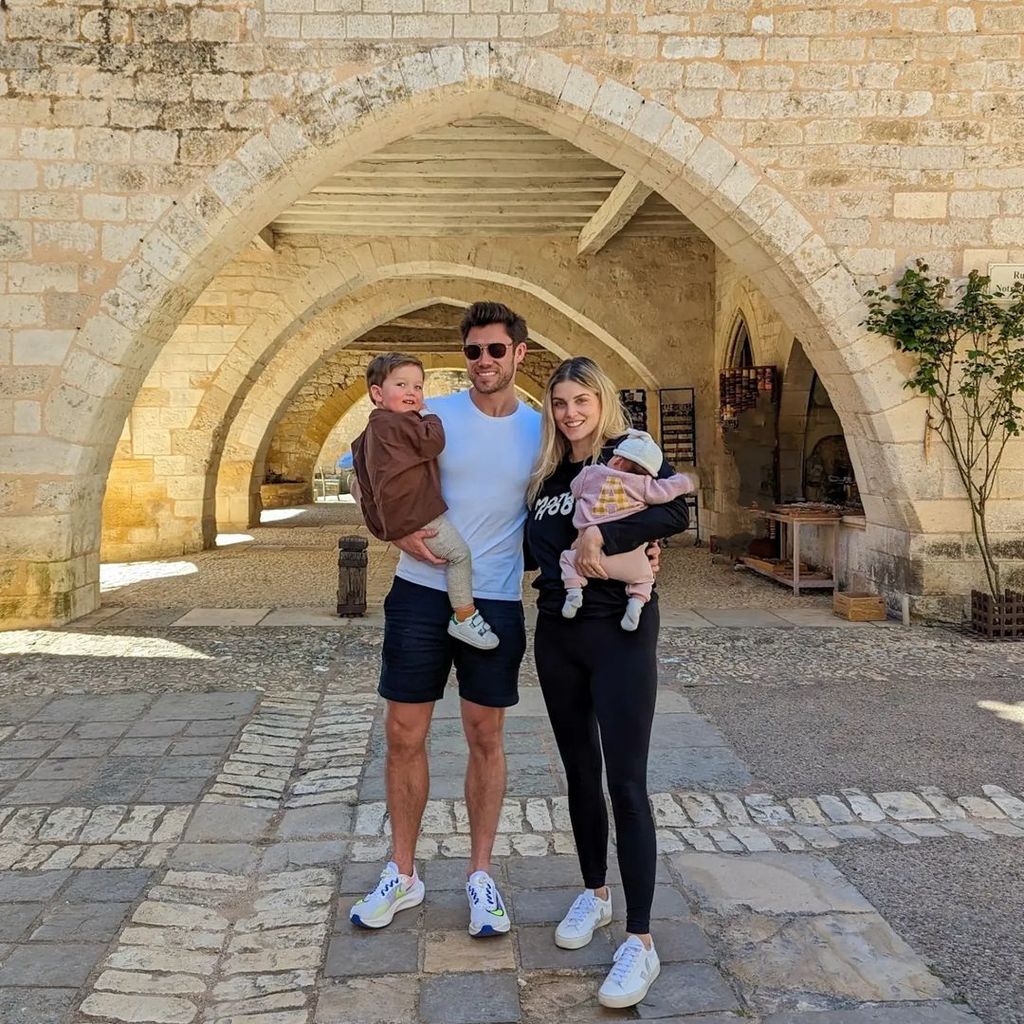 Ashley James, Tommy Andres und ihre Kinder Alfie und Ada im April 2023