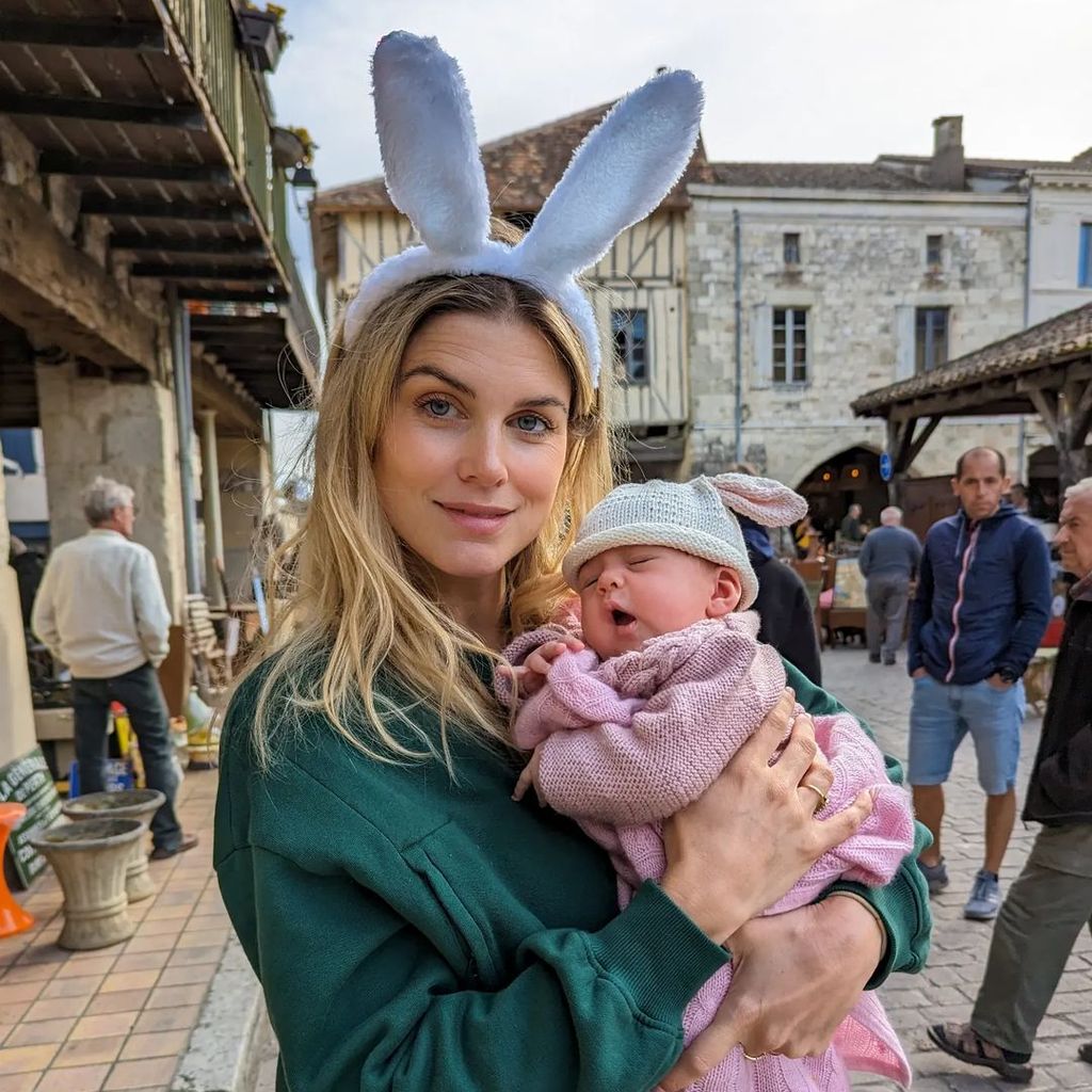 Ashley James mit ihrer Tochter Ada im April 2023