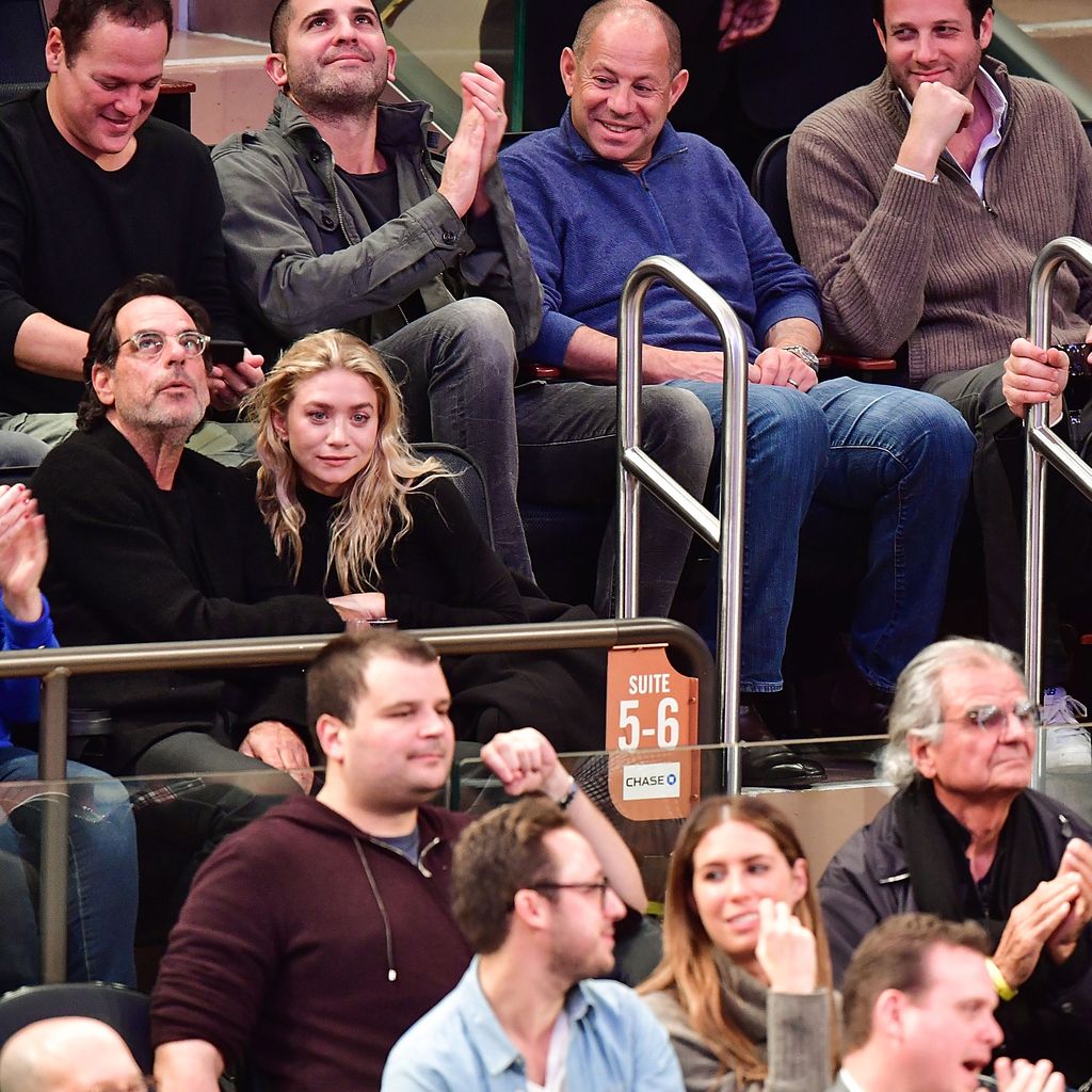 Ashley Olsen, Richard Sachs, Olivier Sarkozy und Mary-Kate Olsen bei den New York Knicks