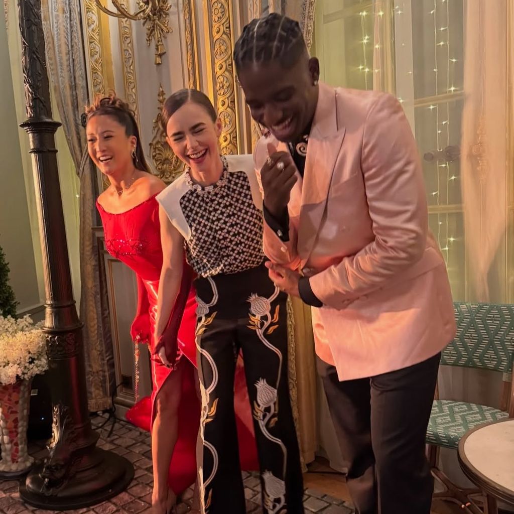 Ashley Park, Lily Collins und Samuel Arnold bei den "Emily in Paris"-Dreharbeiten, Staffel 5