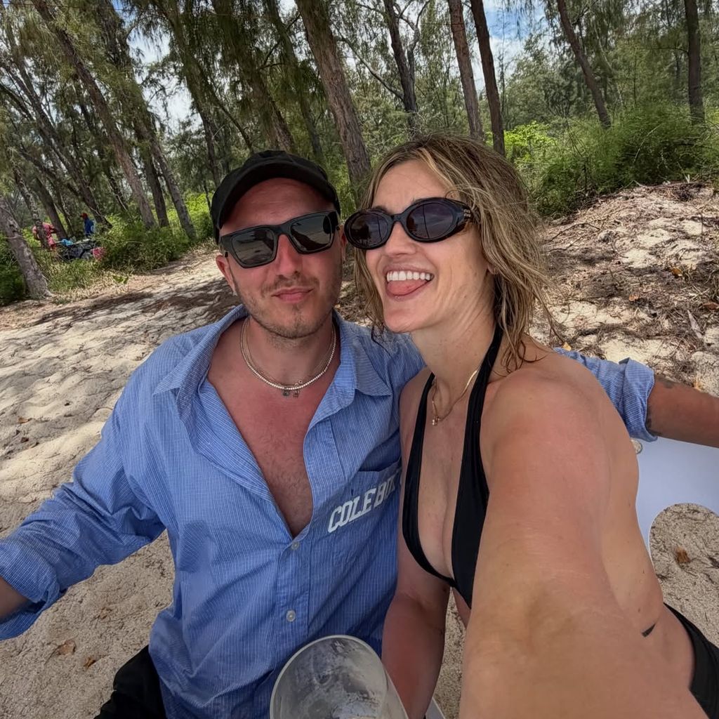 Ashley Roberts und ihr Freund George Rollinson am Strand