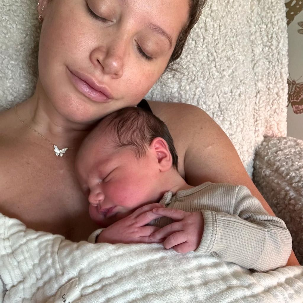 Ashley Tisdale und ihr Baby im Oktober 2024