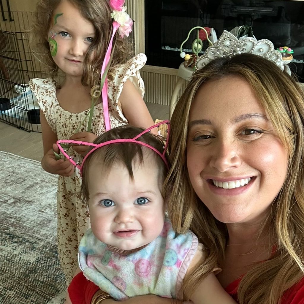 Ashley Tisdale mit ihren Töchtern Jupiter und Emerson
