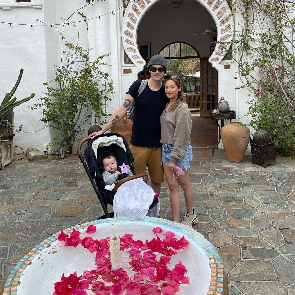 Ashley Tisdale mit ihrer Familie
