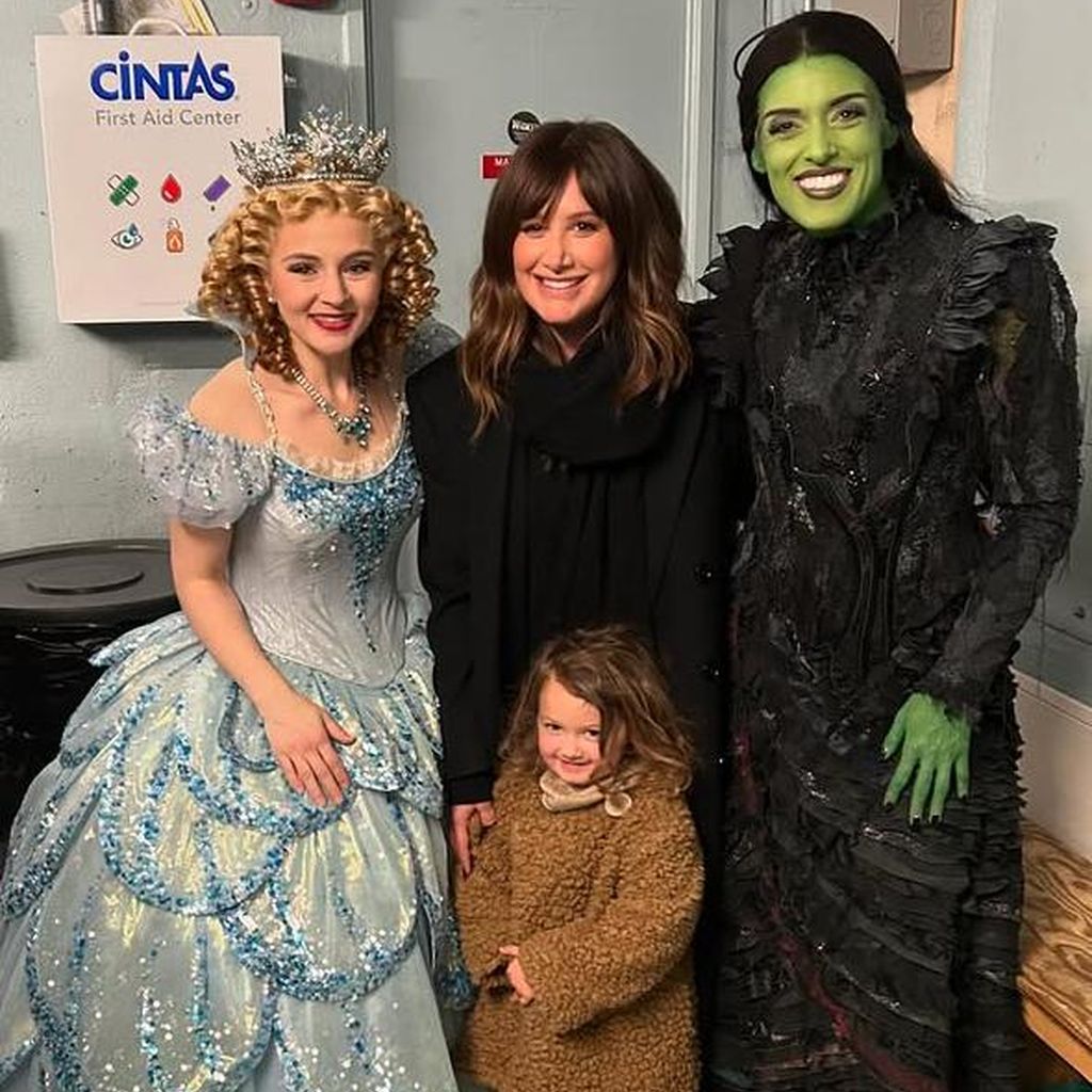 Ashley Tisdale mit ihrer Tochter Jupiter und dem "Wicked"-Cast, Januar 2025