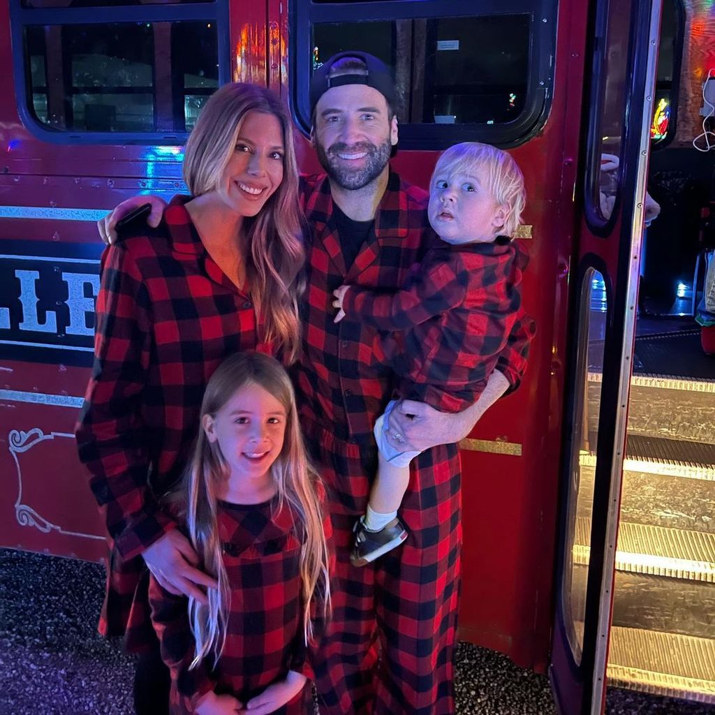 Ashley und Jason Wahler mit den beiden Kids Delilah und Wyatt