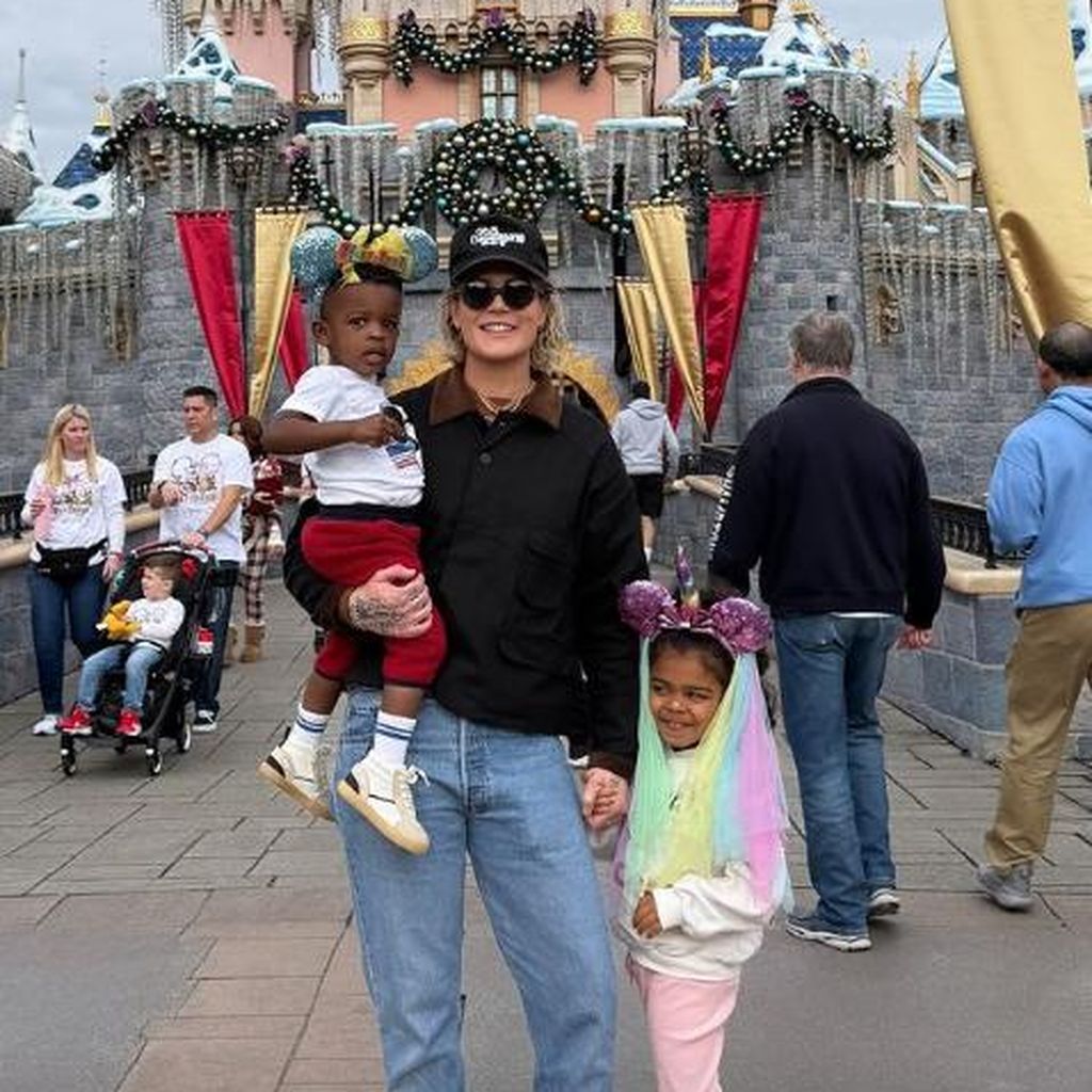 Ashlyn Harris und ihre Kinder, November 2024