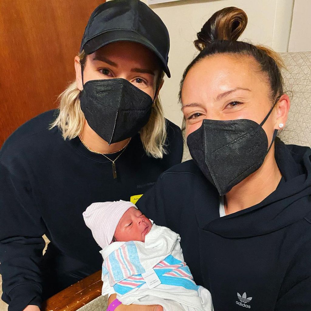 Ashlyn Harris und Ali Krieger mit Baby Sloane Phillips