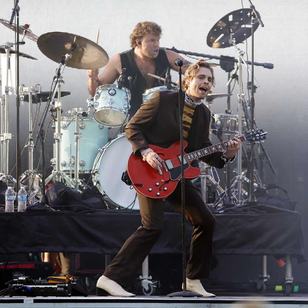 Ashton Irwin und Luke Hemmings bei einem Konzert von 5 Seconds of Summer