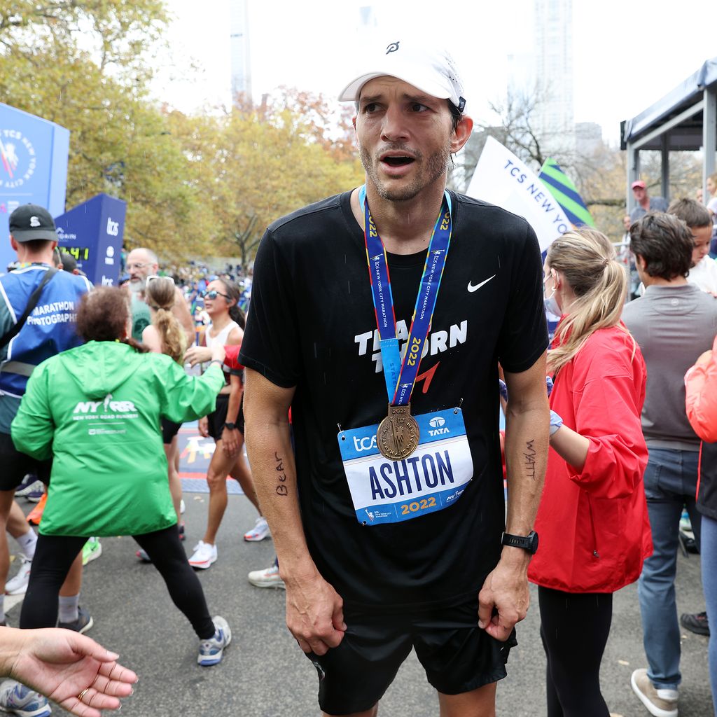 Ashton Kutcher während des New York City Marathons im Jahr 2022