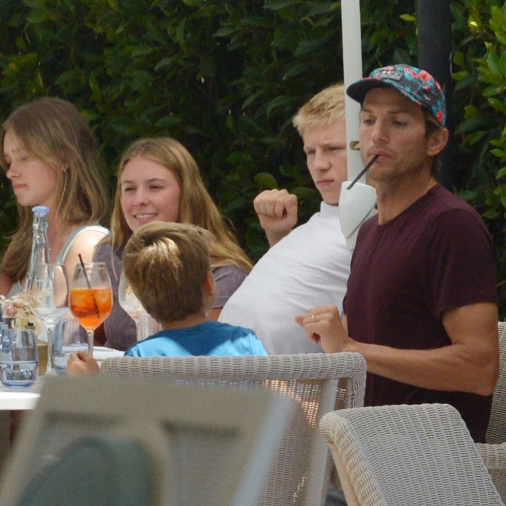 Ashton Kutcher mit seiner Familie im August 2022